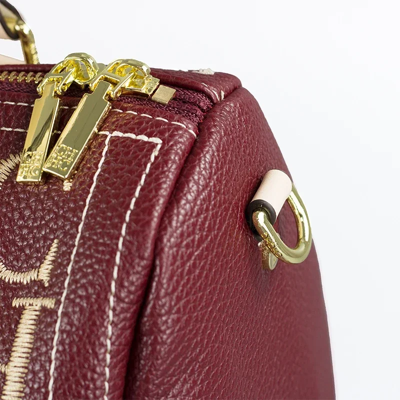 Bolsa Boston com Bordado CH pa - Leatherwork Letters avaliação e preço